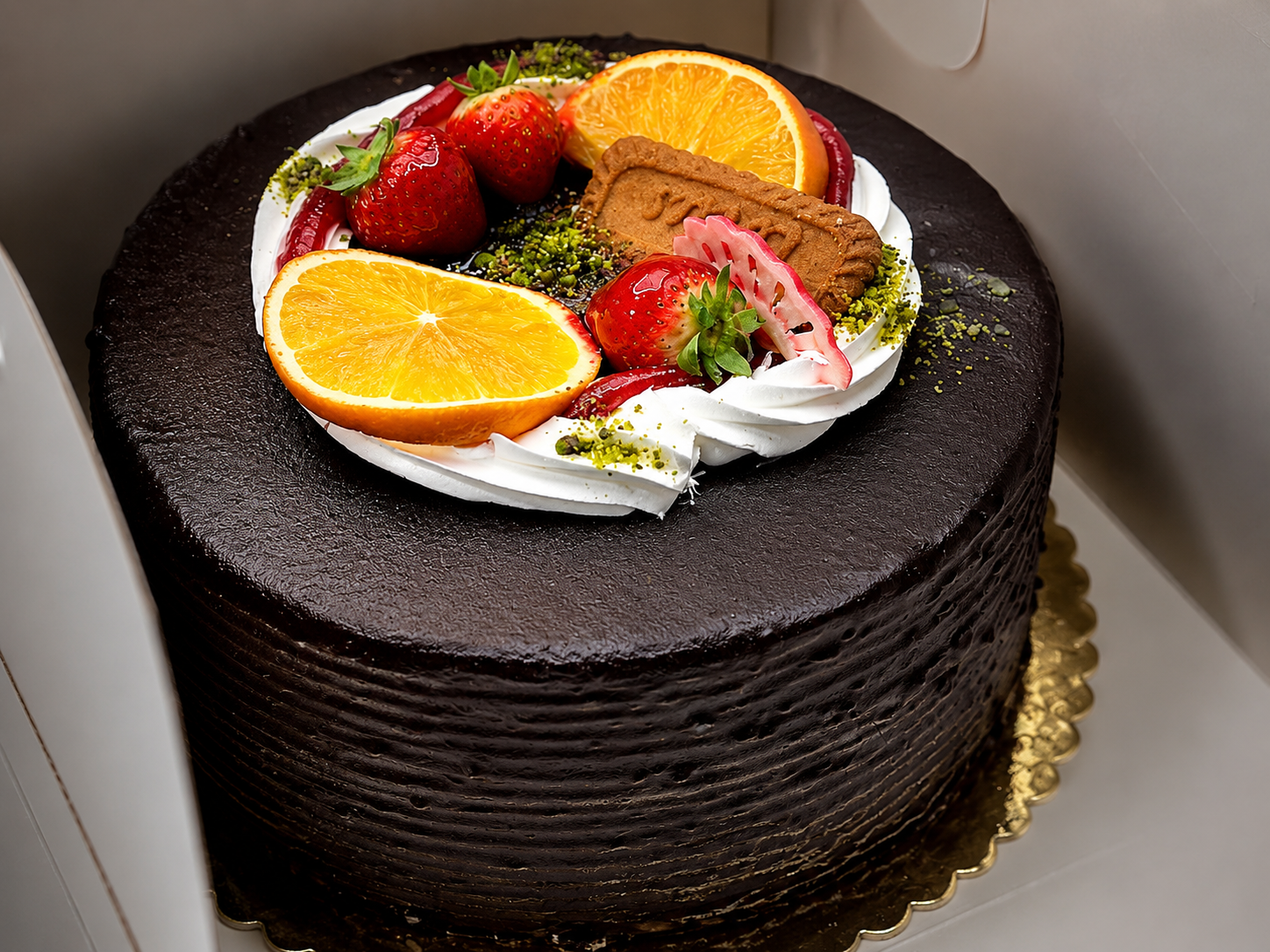 KI-verbesserte Schokoladentorte mit Erdbeeren und Orangenscheiben